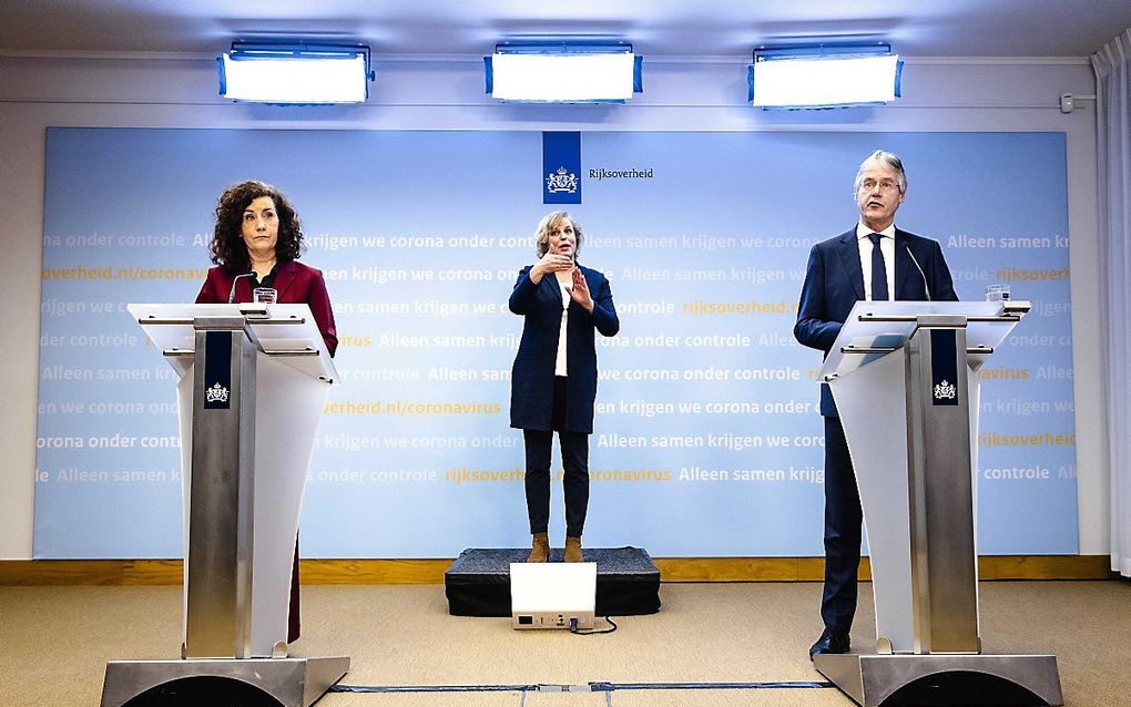 Ingrid van Engelshoven, demissionair minister van Onderwijs, Cultuur en Wetenschap, en Arie Slob, demissionair minister voor Basis- en Voortgezet Onderwijs en Media, tijdens een persconferentie over een deltaplan voor het onderwijs. Beeld ANP, Sem van der Wal