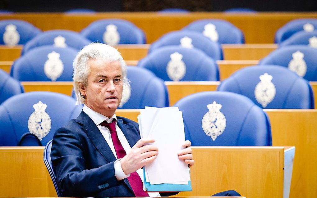 Geert Wilders (PVV) tijdens het debat in de Tweede Kamer over de nieuwe spoedwet over de avondklok. Het kabinet heeft de nieuwe wet binnen een dag in elkaar gedraaid, nadat de rechtbank in Den Haag de avondklok ongeldig had verklaard. beeld ANP, Sem van der Wal