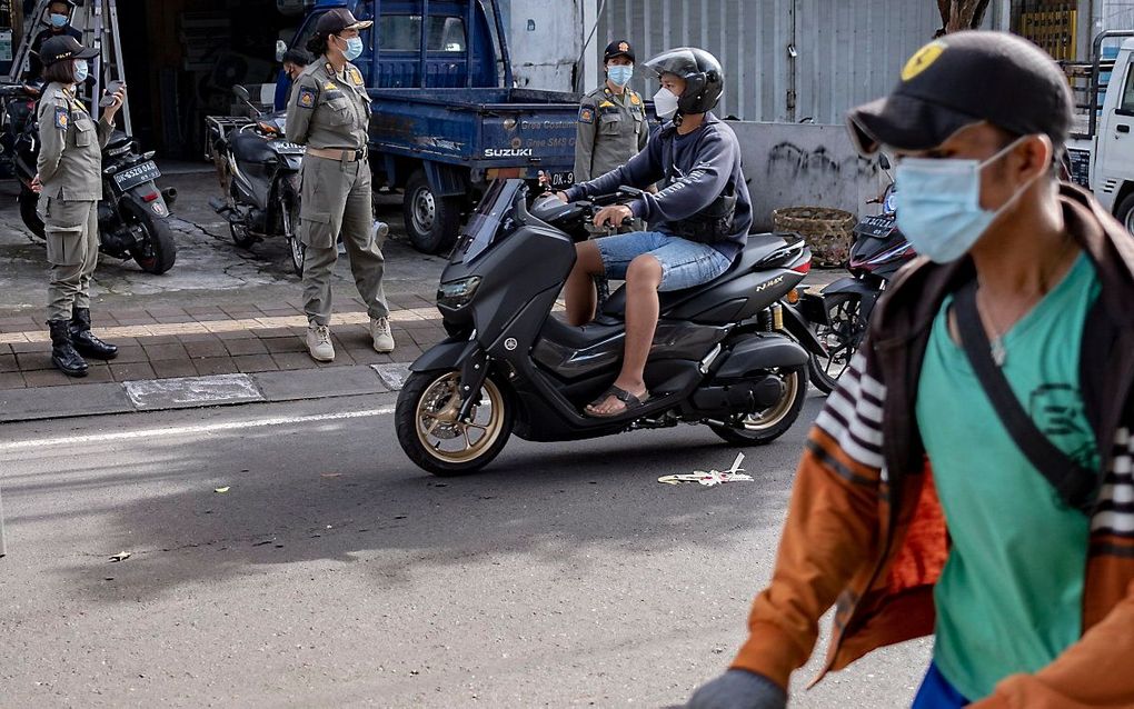 Indonesië heeft de prik tegen het coronavirus verplicht. beeld EPA, Made Nagi