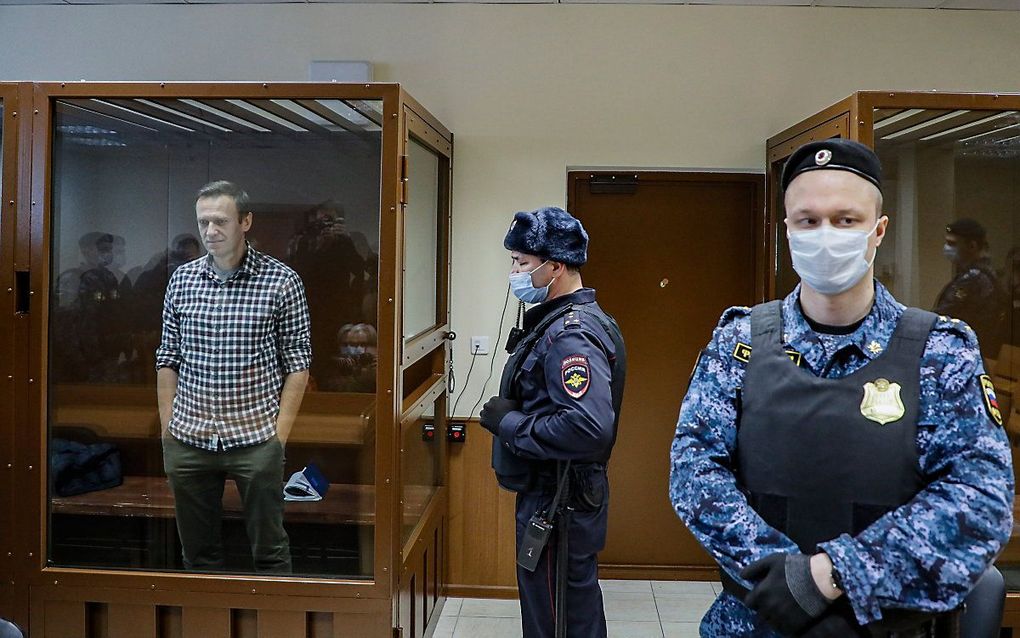 De Russische oppositieleider Alexei Navalny staat in een glazen kooi voorafgaand aan een hoorzitting in de Babushkinsky District Court in Moskou, Rusland. beeld EPA, YURI KOCHETKOV MANDATORY CREDIT