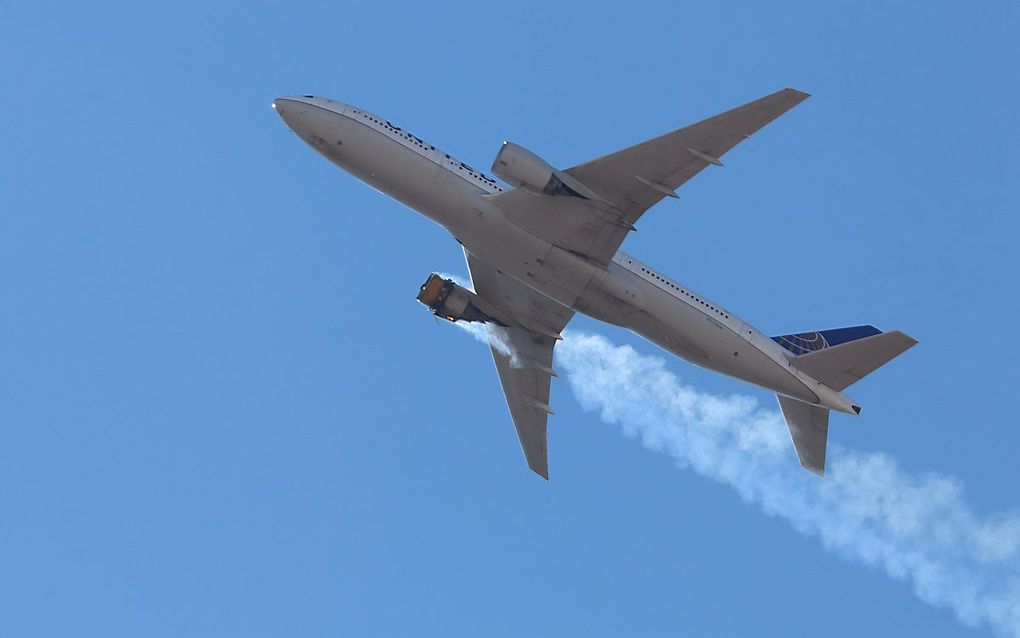 De Boeing 777 met brandende motor. Het toestel van United Airlines met aan boord 231 passagiers en tien bemanningsleden, landde veilig op Denver International Airport. beeld EPA, Hayden Smith