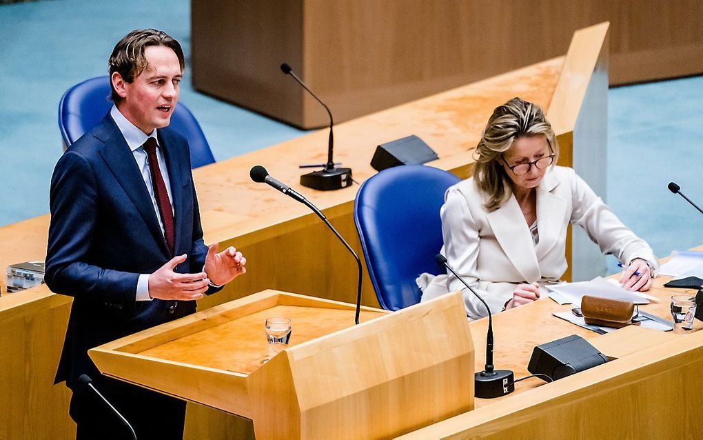 Henk Nijboer (Pvda) en demissionair Minister Kajsa Ollongren van Binnenlandse Zaken en Koninkrijksrelaties (D66) in Vak K in de Tweede Kamer tijdens een debat over de wet maximering huurprijsverhogingen. beeld ANP, Bart Maat