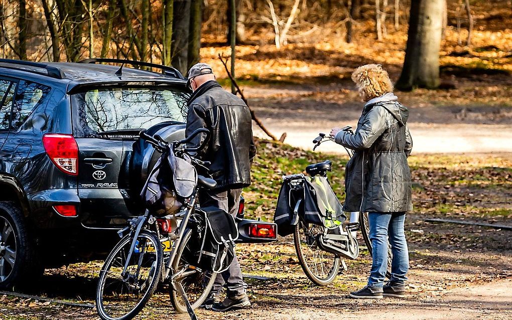 Fietsers bij de pyramide van Austerlitz. beeld ANP, Remko de Waal