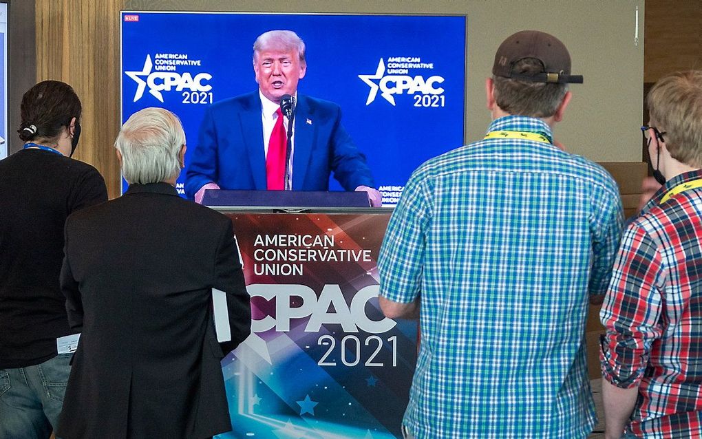 Mensen kijken naar de toespraak van Trump tijdens CPAC. beeld  EPA, CRISTOBAL HERRERA-ULASHKEVICH