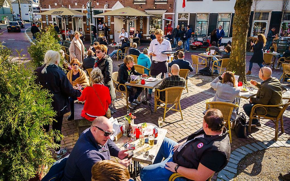 Volle terrassen op de Ginnekenmarkt tijdens een landelijke protestactie. Duizenden deelnemende ondernemers vinden het onterecht dat winkels deels open mogen, terwijl horecagelegenheden gesloten moeten blijven. beeld ANP, Marco de Swart