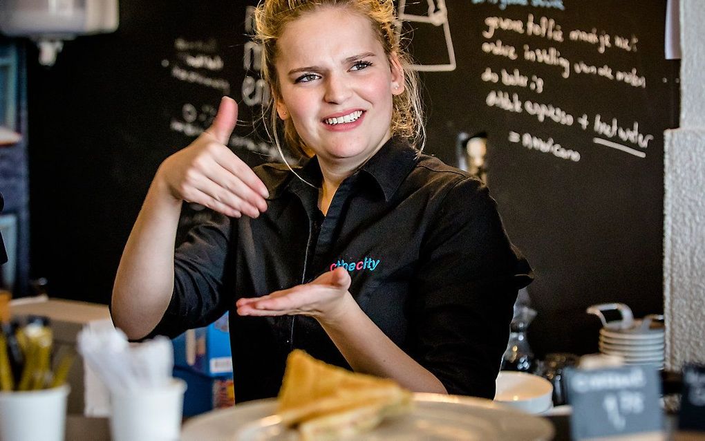 In de Sign Language Coffee Bar in Amsterdam kan met gebarentaal een espresso worden besteld. beeld ANP