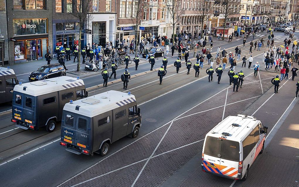 Wie afgaat op sociale media denkt dat de meeste Nederlanders moeite hebben met de coronamaatregelen, maar dat beeld is onjuist. Foto: de politie beëindigt een demonstratie in Amsterdam. beeld EPA, Evert Elzinga