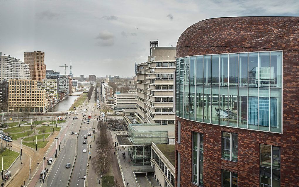 Het beeld van de Vrije Universiteit in Amsterdam (tweede gebouw rechts).  beeld RD, Henk Visscher