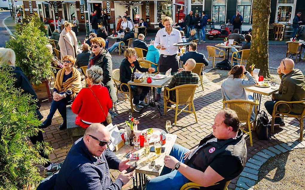 Zes op de tien Nederlanders denken dat de terrassen van restaurants en cafés weer veilig open kunnen. Dat past in het bredere beeld van een afkalving van de steun voor met name de economische coronamaatregelen van het kabinet. Foto: volle terrassen dinsdag in Breda tijdens een landelijke protestactie. Ondernemers vinden het onterecht dat winkels deels open mogen, terwijl horecagelegenheden gesloten moeten blijven. beeld ANP, Marco de Swart