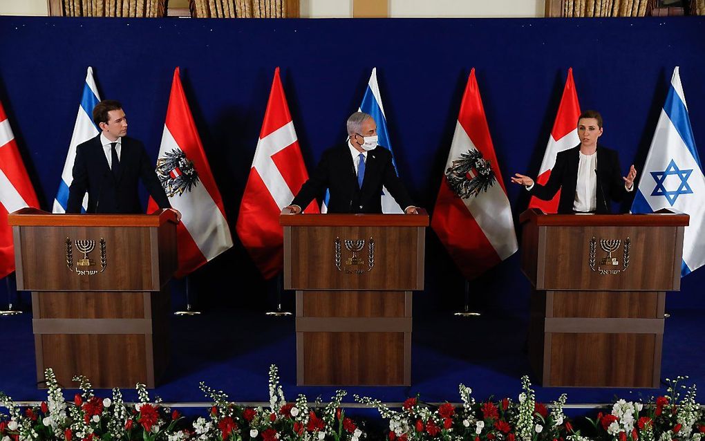 De Israëlische premier Benjamin Netanyahu (m.) met de Deense premier Mette Frederiksen (r.) en de Oostenrijkse kanselier Sebastian Kurz (l.), donderdag in Jeruzalem. beeld EPA, Olivier Fitoussi