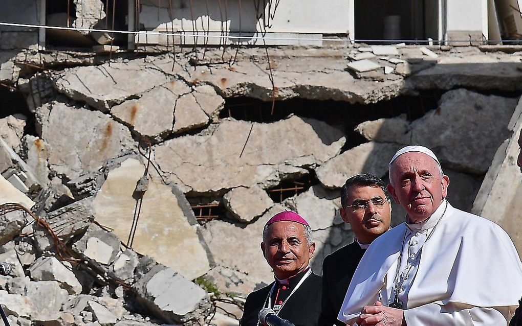 Paus Franciscus (r.) tijdens zijn bezoek aan Mosul in Irak. beeld Vincenzo AFP, Vincenzo Pinto