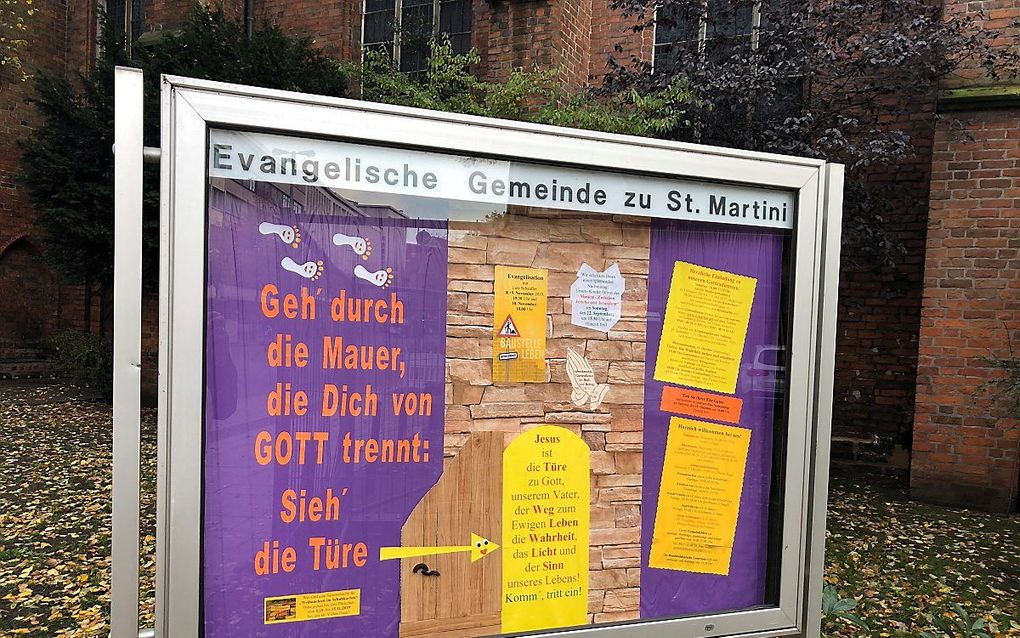 Onbekenden hebben zaterdagnacht de St. Martinikerk in Bremen met verf besmeurd. beeld RD