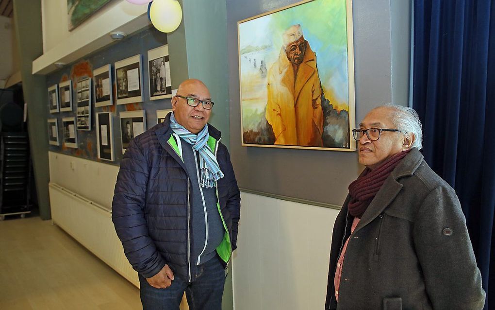 Voorzitter Paul Salakory (l.) en penningmeester Wim Latupeirissa van Stichting 70 jaar Molukkers in Overijssel. beeld Eelco Kuiken