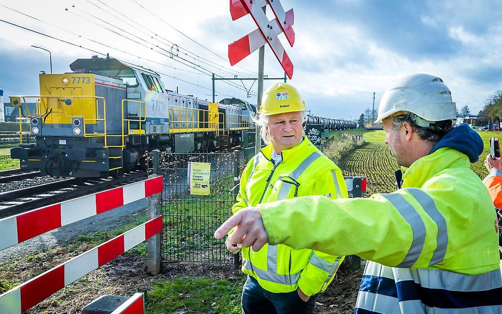 In Sittard-Geleen gaat de onbewaakte spoorwegovergang bij de Raadskuilderweg dicht. beeld ANP, Marcel van Hoorn