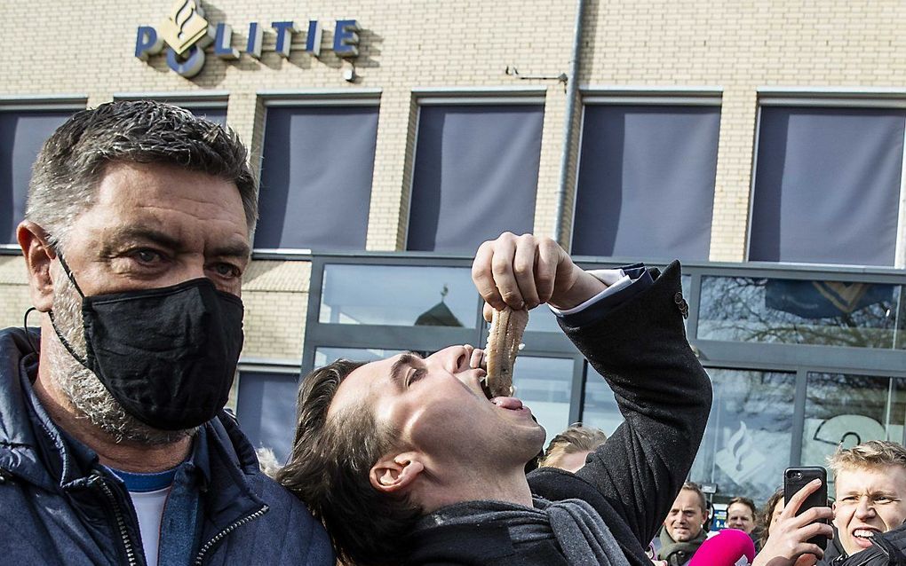 Thierry Baudet krijgt een haring aangeboden na zijn bezoek aan het politiebureau in Emmeloord. beeld ANP, VINCENT JANNINK