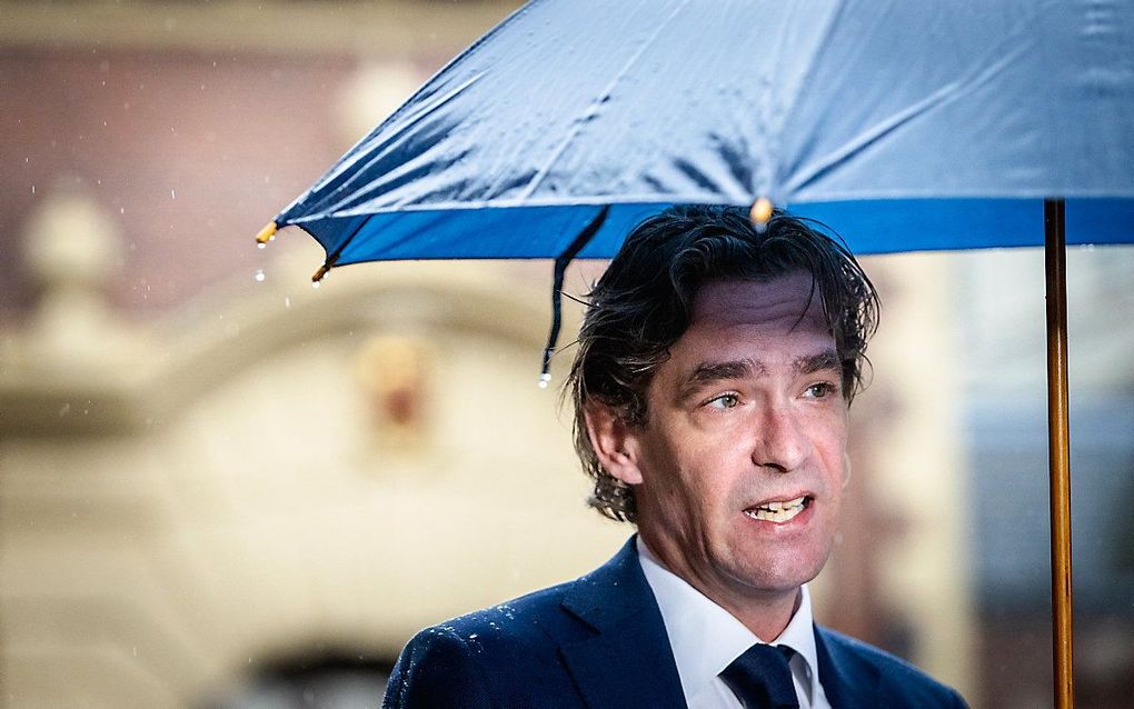 Bas van 't Wout, demissionair minister van Economische Zaken en Klimaat, staat de pers te woord op het Binnenhof, voorafgaand aan de wekelijkse ministerraad. beeld ANP, Sem van der Wal