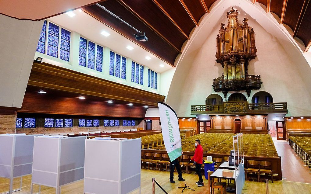 Een stembureau wordt opgebouwd in de Rotterdamse Prinsekerk. beeld ANP, MARCO DE SWART