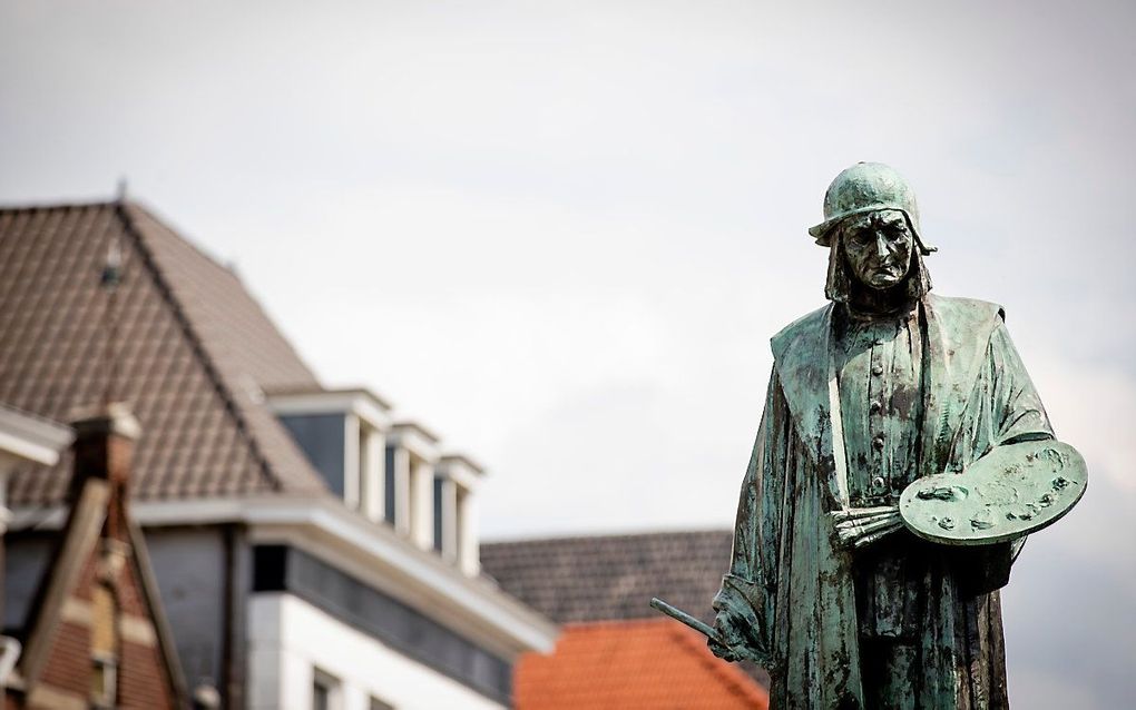 Standbeeld van Jheronimus Bosch in het centrum van Den Bosch. beeld ANP, Robin van Lonkhuijsen