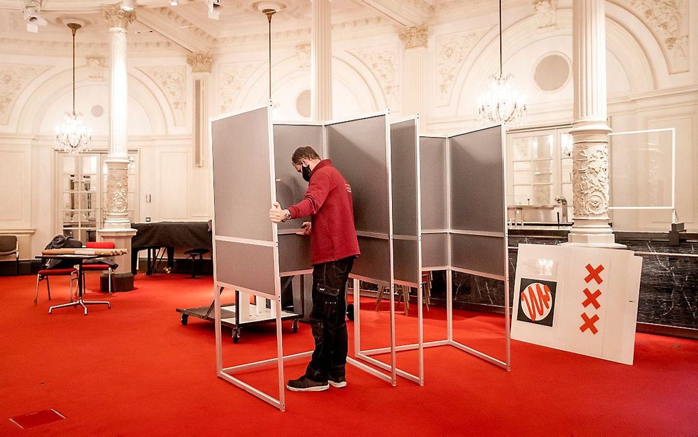 In de Spiegelzaal van Het Concertgebouw wordt een stembureau opgebouwd voor morgen, 17 maart. beeld ANP, Koen van Weel