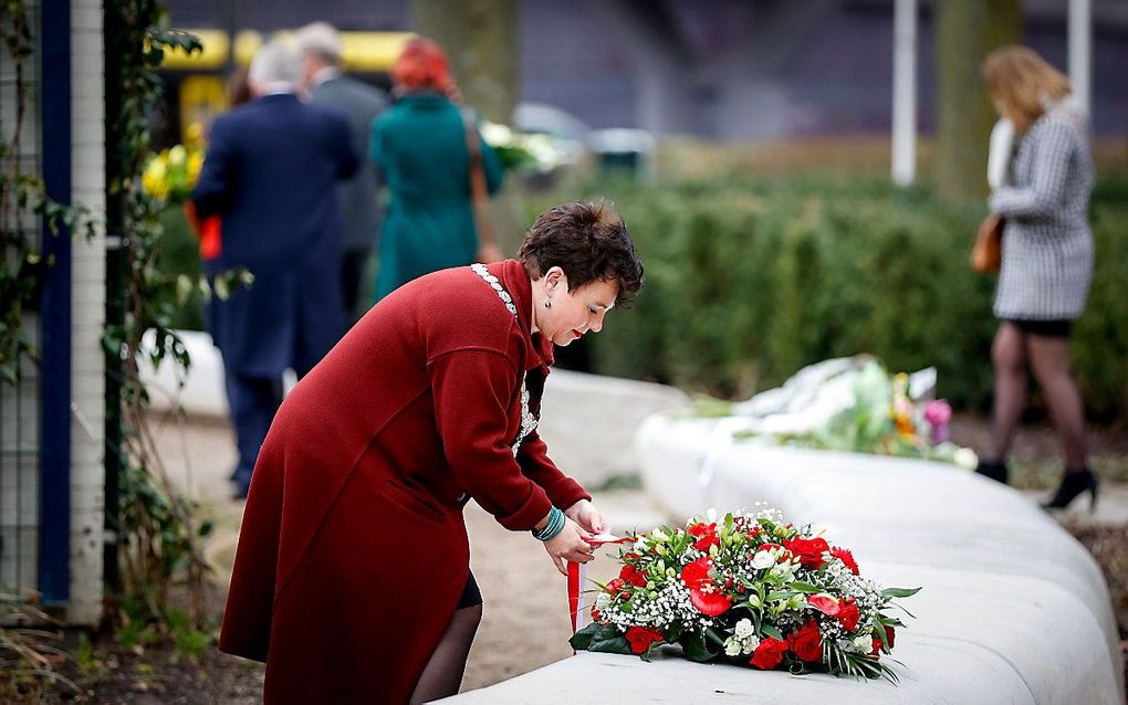 Burgemeester Sharon Dijksma legt in aanwezigheid van nabestaanden een krans tijdens de herdenking van de tramaanslag door Gokmen T. van twee jaar geleden, waarbij vier mensen overleden. Net als vorig jaar gebeurt dat vanwege het coronavirus ingetogen. beeld ANP, Robin van Lonkhuijsen