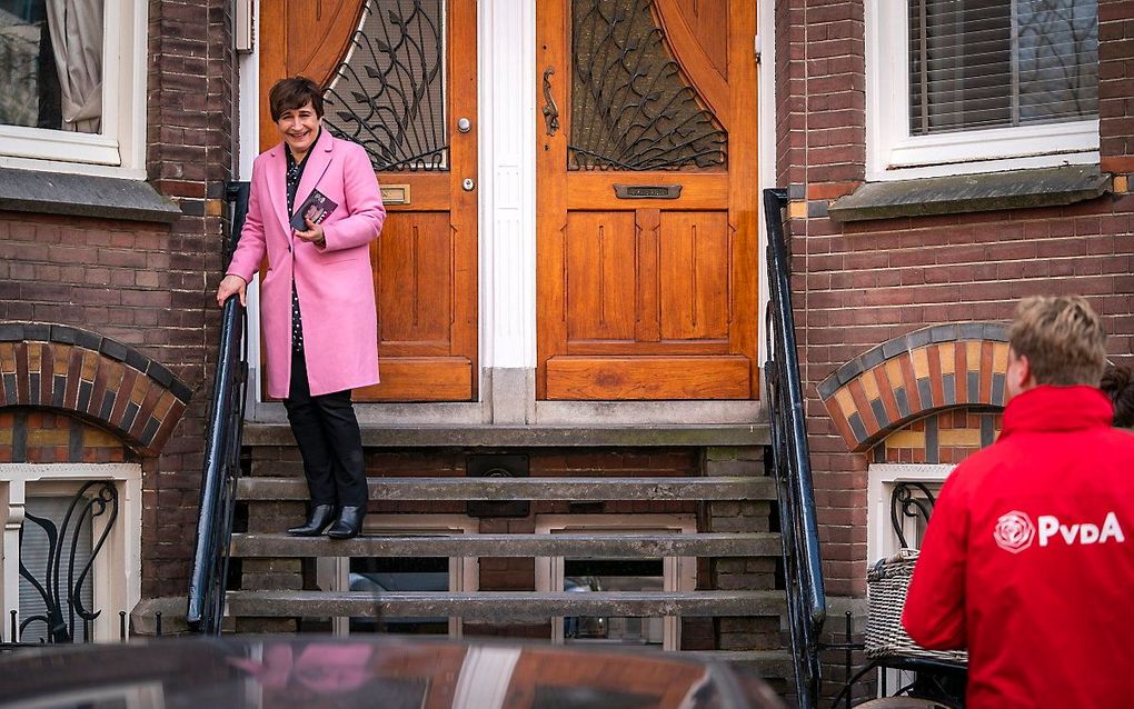 PvdA-lijsttrekker Ploumen aan het flyeren. beeld ANP, Jeroen Jumelet