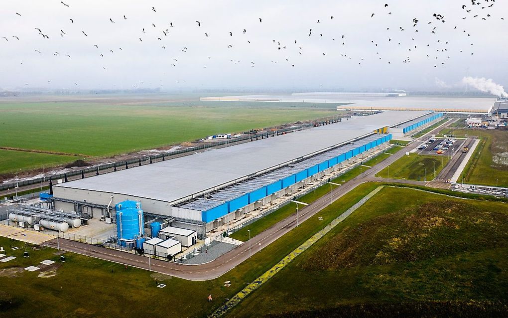 Dronefoto van een datacenter van Google in Middenmeer (Hollands Kroon). Google gebruikt datacenters over de hele wereld om zijn diensten draaiende te houden, van Gmail tot YouTube en van Google Drive tot Maps. beeld ANP SEM VAN DER WAL