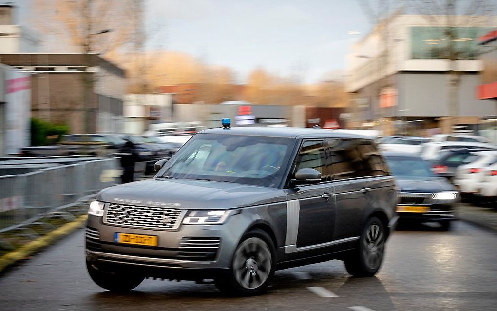 Een beveiligde auto komt aan bij de bunker, de extra beveiligde rechtbank in Amsterdam Osdorp, voor het Marengo-proces. Hoofdverdachte Ridouan Taghi wordt ervan verdacht dat hij een uiterst gewelddadige bende heeft geleid, die de ene na de andere liquidatie heeft gepleegd. beeld ANP, Robin van Lonkhuijsen