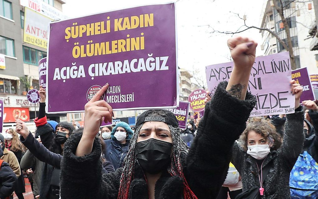 In diverse Turkse steden werd dit weekeinde geprotesteerd tegen de opzegging van het vrouwenverdrag door de Turkse president Erdogan. beeld AFP