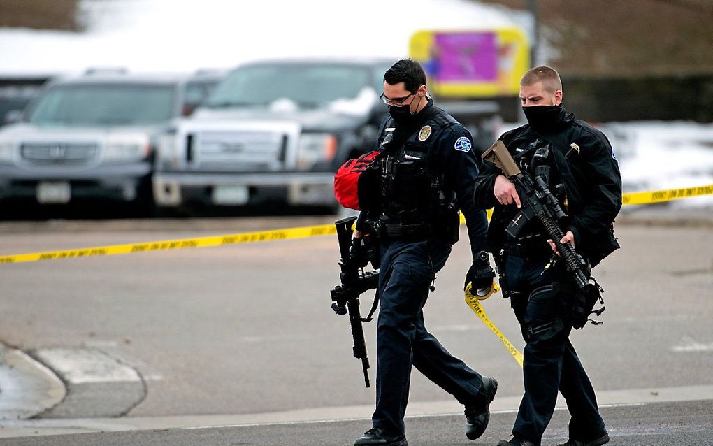 Politieagenten bij de supermarkt in Boulder, Colorado. beeld AFP, Jason Connolly