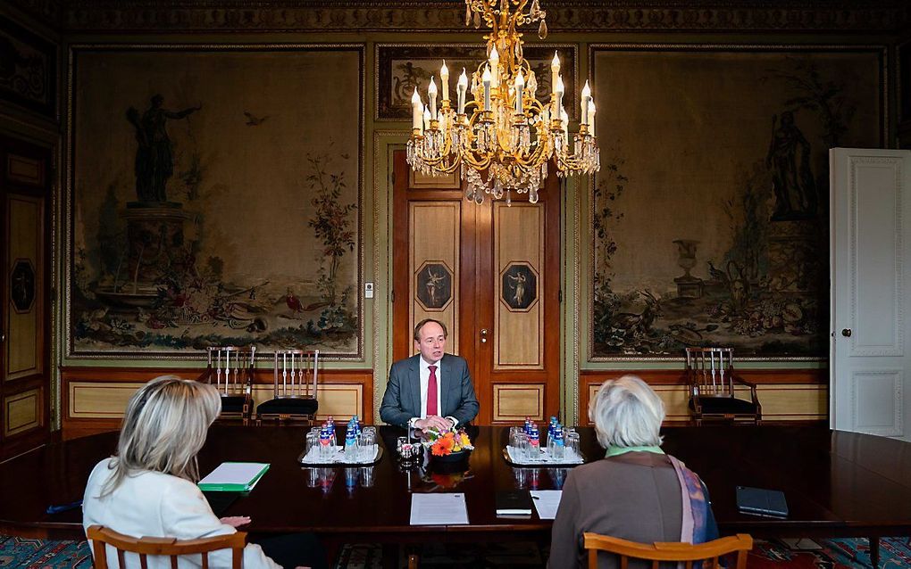 Kees van der Staaij (SGP) wordt in de Tweede Kamer ontvangen door verkenners Annemarie Jorritsma en Kajsa Ollongren. De verkenners spreken met alle zeventien beoogde fractievoorzitters over mogelijke regeringscoalities. beeld ANP, BART MAAT