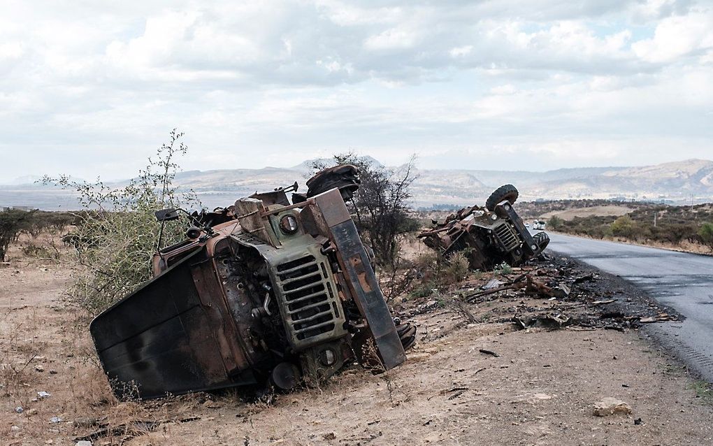 Een uitgebrand voertuig op de weg naar Mekele, de hoofdstad van Tigray. beeld AFP, Eduardo Soteras