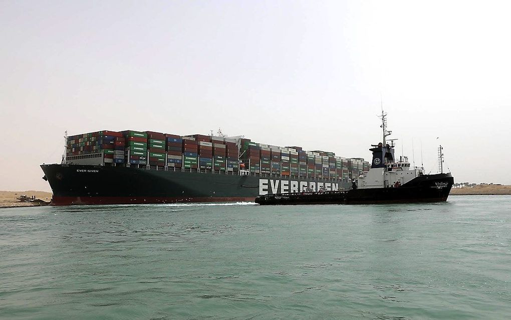 Het in het Suezkanaal vastgelopen schip de Ever Given was onderweg van China naar Rotterdam en zou eigenlijk medio volgende week bij ECT binnen moeten lopen om duizenden zeecontainers te lossen. beeld EPA