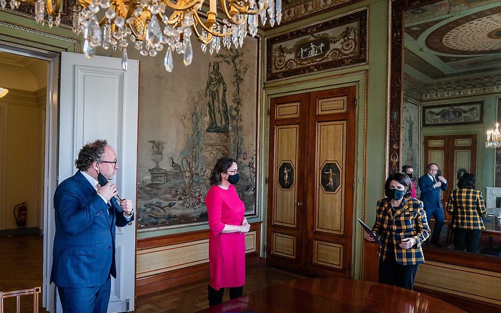 De nieuwe verkenners Tamara van Ark (VVD) en Wouter Koolmees (D66) en Kamervoorzitter Arib. beeld ANP, Bart Maat