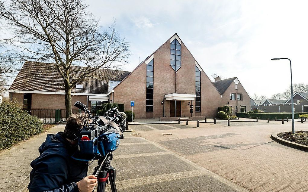 Pers bij de Sionkerk in Urk. beeld ANP