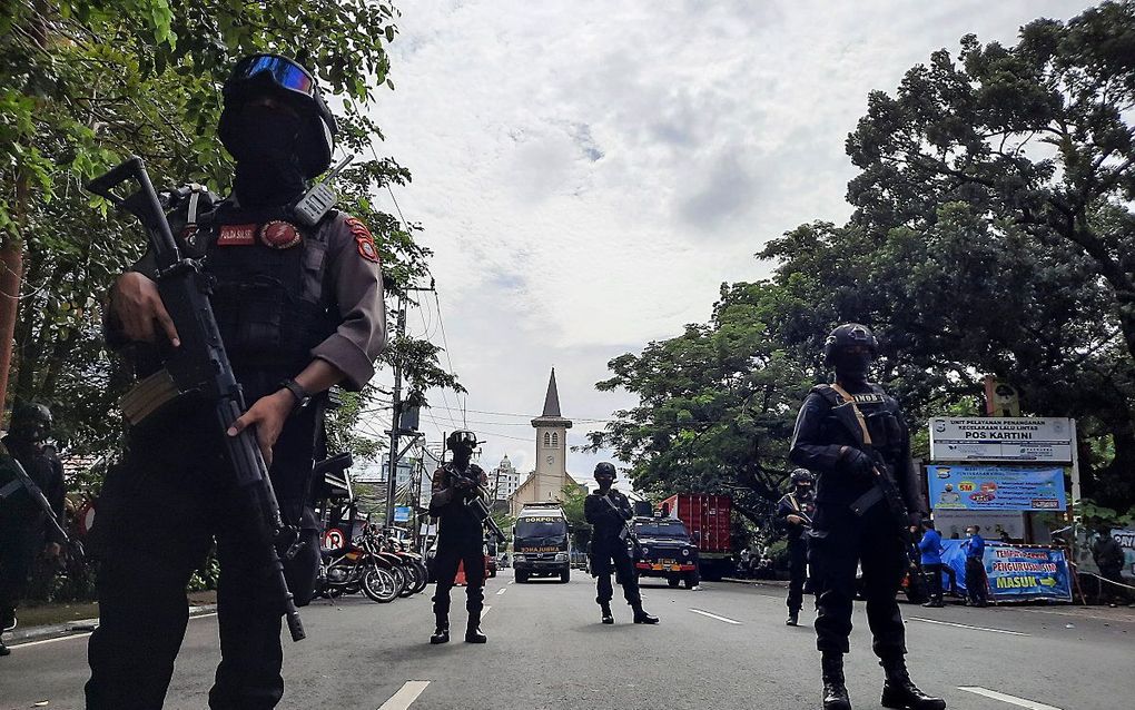 Politie bij de kerk in Makassar. beeld EPA, DAENG MANSUR