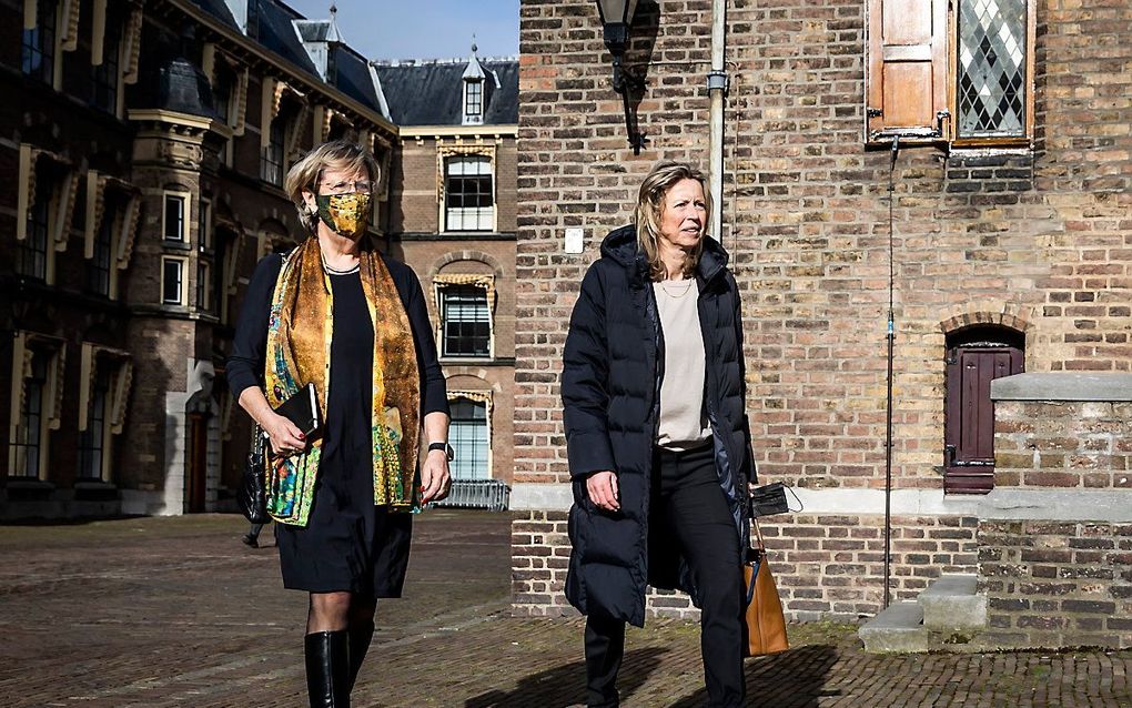 Kajsa Ollongren (D66) en Annemarie Jorritsma (VVD) komen twee weken geleden aan op het Binnenhof, voordat ze aan hun gesprekken met lijsttrekkers beginnen. beeld ANP, Remko de Waal