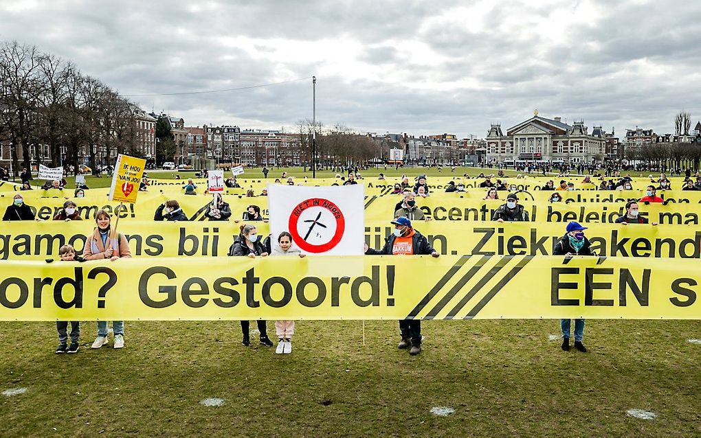 Protest tegen windmolens op het Museumplein in Amsterdam. beeld ANP REMKO DE WAAL