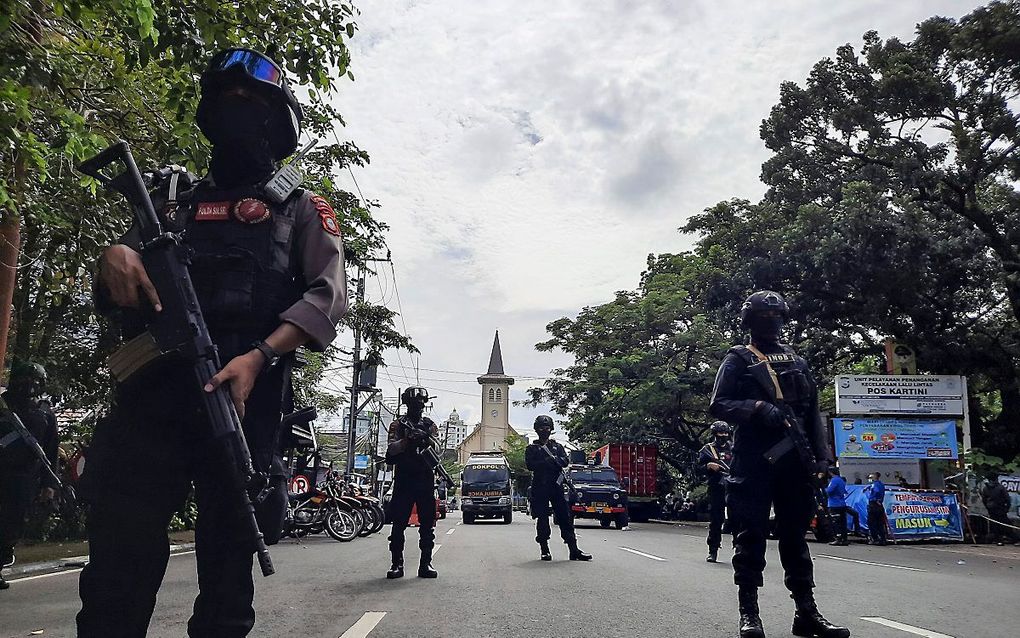 Politie voor de rooms-katholieke kerk in Makassar, Sulawesi, die zondag werd getroffen door een aanslag. beeld EPA, Daeng Mansur