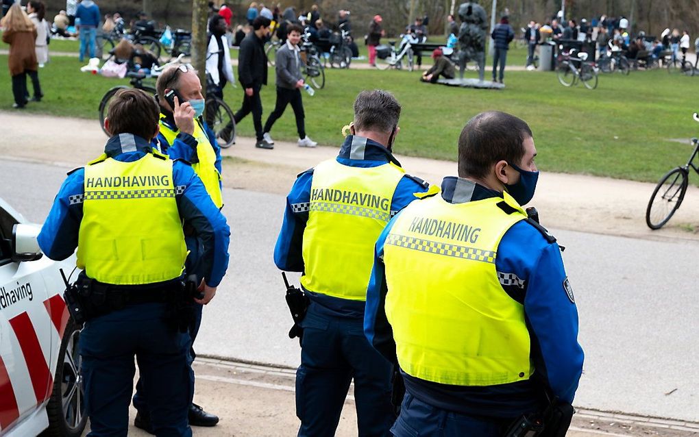 Drukte in het Vondelpark in Amsterdam. beeld ANP, EVERT ELZINGA