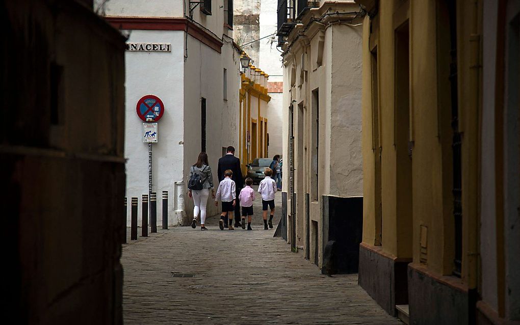 Kerkgangers in Spanje. Het komende paasweekeinde ligt veel van het openbare leven in Spanje stil vanwege corona. beeld AFP, CRISTINA QUICLER