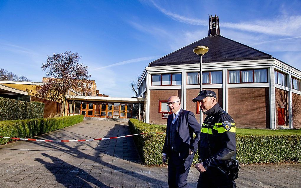 Burgemeester Vroom bezocht dinsdag de kerk van de oud gereformeerde gemeente in Nederland te Krimpen aan den IJssel. beeld ANP, Robin Utrecht