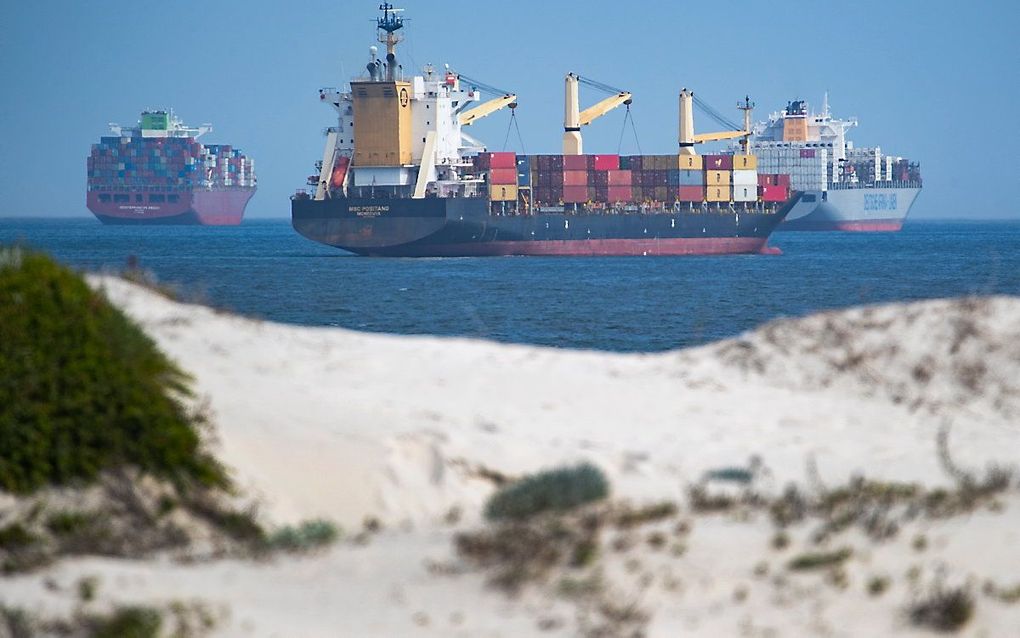 Schepen bij Kaapstad, Zuid-Afrika. Door de Suezblokkade proberen veel schepen via Kaap de Goede Hoop Europa te bereiken. beeld EPA, Nic Bothma