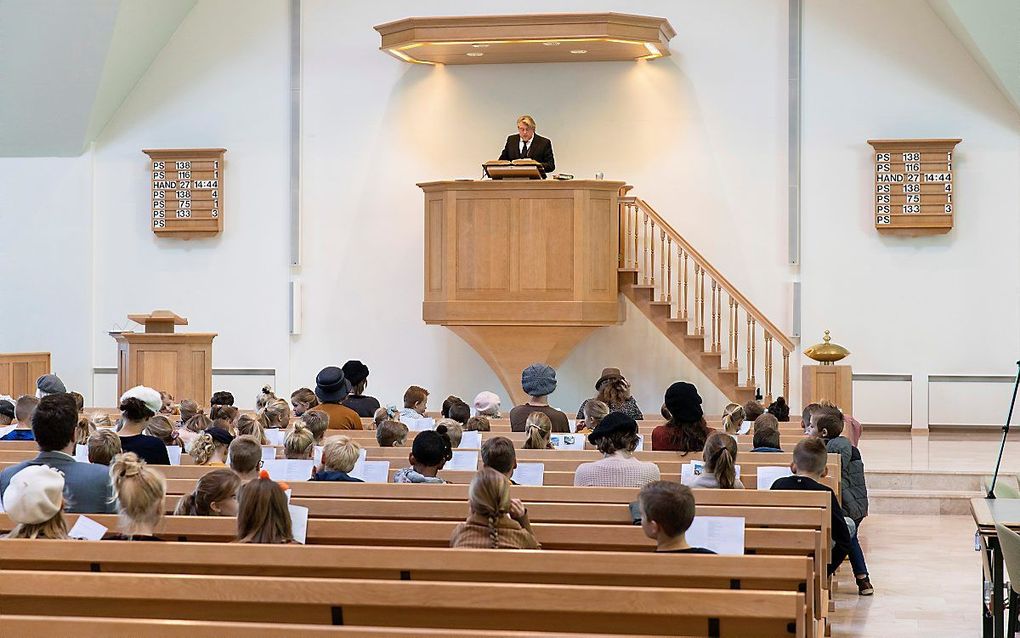 Een kerkdienst van de gereformeerde gemeente in Bodegraven op 1,5 meter afstand. beeld RD, Henk Visscher