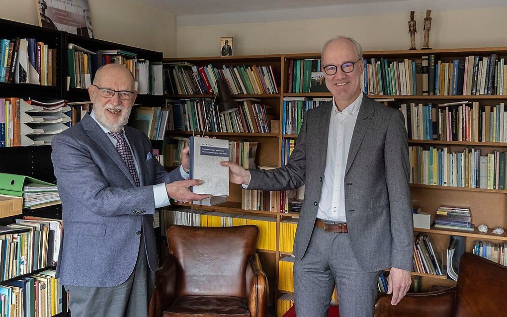 Overhandiging boek door Peter Gorter van KokBoekencentrum Uitgevers. beeld Erik Kottier