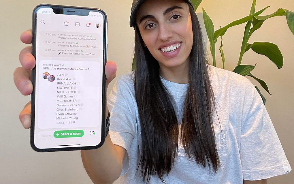 Clubhouse is een sociaal medium waar mensen samenkomen voor groepsgesprekken over een specifiek thema of om interviews te beluisteren.  beeld AFP, Taz Zammit