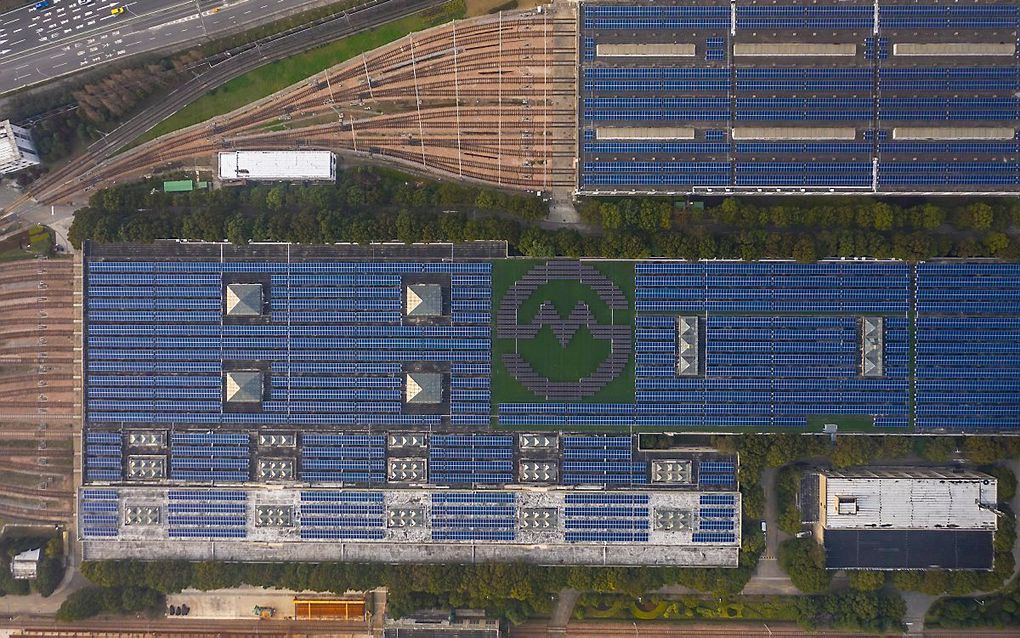 Zonnepanelen op het dak van een metrostation in Shanghai. beeld EPA, Alex Plavevski