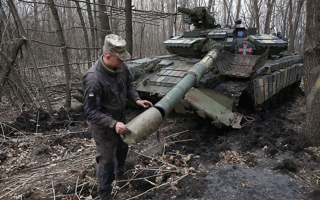 Een Oekraïnse militair aan het werk met zijn tank, nabij de frontlinie. beeld STR/AFP