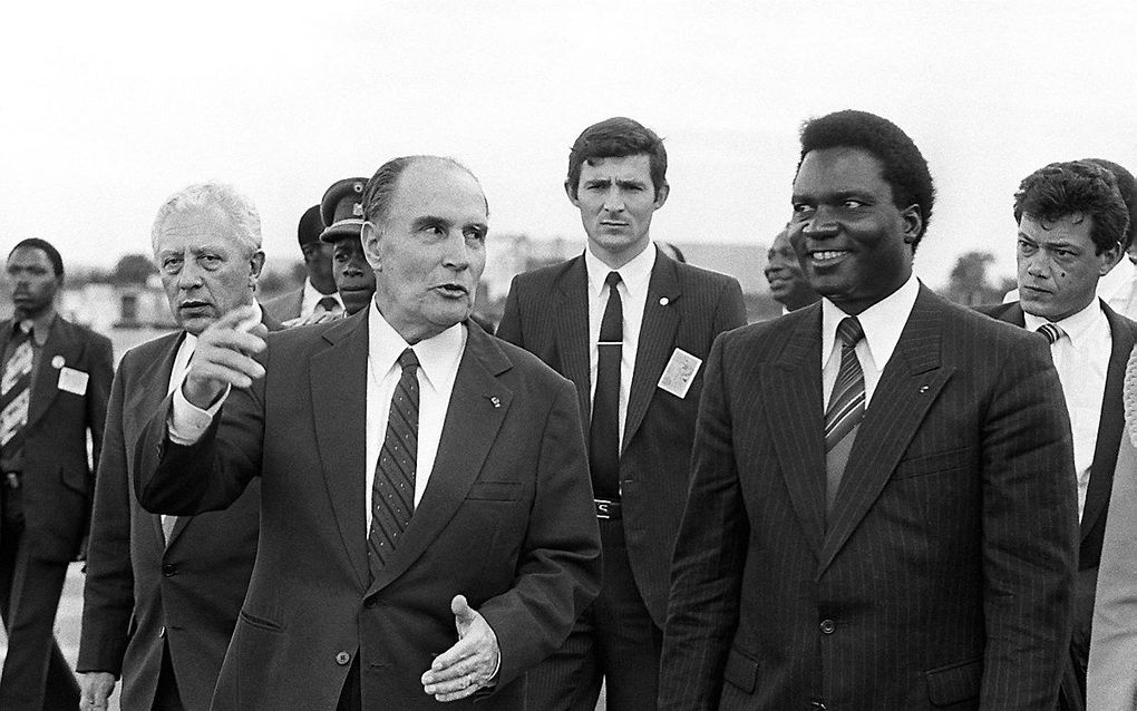 De Franse president François Mitterand met zijn Rwandese collega Juvenal Habyarimana, december 1984. beeld AFP, Georges Gobet