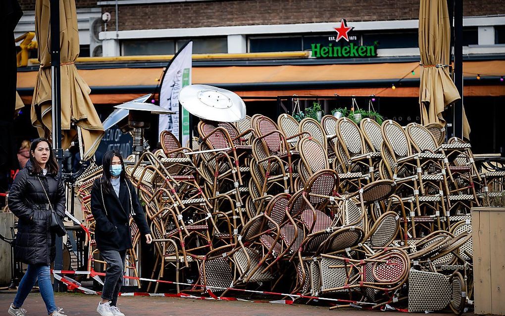 Lege terrassen in Rotterdam. Het kabinet versoepelt de coronaregels op zijn vroegst per 28 april. beeld ANP, Robin van Lonkhuijsen