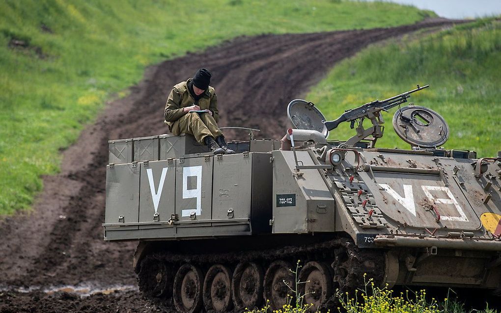 Een Israëlische soldaat op een militair voertuig in de Golanhoogten, vlakbij de Israelisch-Syrische grens. beeld EPA, Atef Safadi